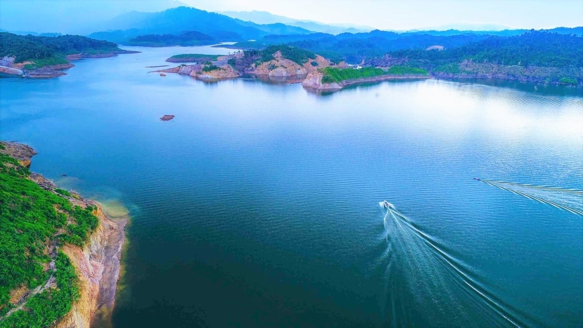 Mặt nước lòng hồ Ngàn Trươi khoảng 40km2 thích hợp nuôi các loài cá nước ngọt truyền thống, thậm chí cả cá tầm. Ảnh: Thanh Nga.