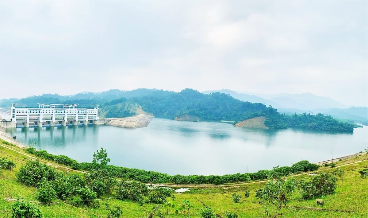 Tiềm năng nuôi cá nước ngọt lòng hồ Ngàn Trươi đang bị bỏ ngỏ. Ảnh: Thanh Nga.