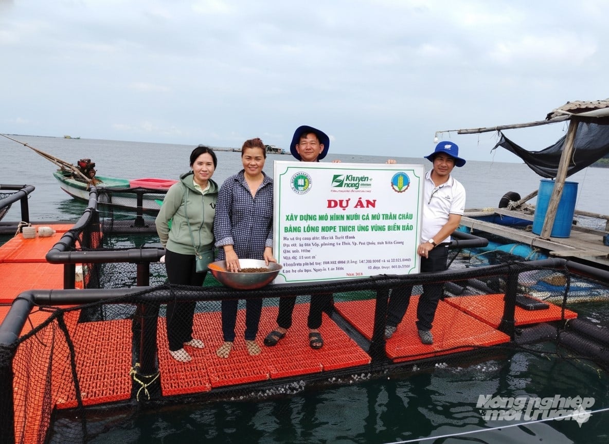 Mô hình nuôi biển bằng lồng HDPE do Trung tâm Khuyến nông An Giang triển khai giúp ngư dân chuyển từ lồng nuôi truyền thống sang hiện đại. Ảnh: Trung Chánh.