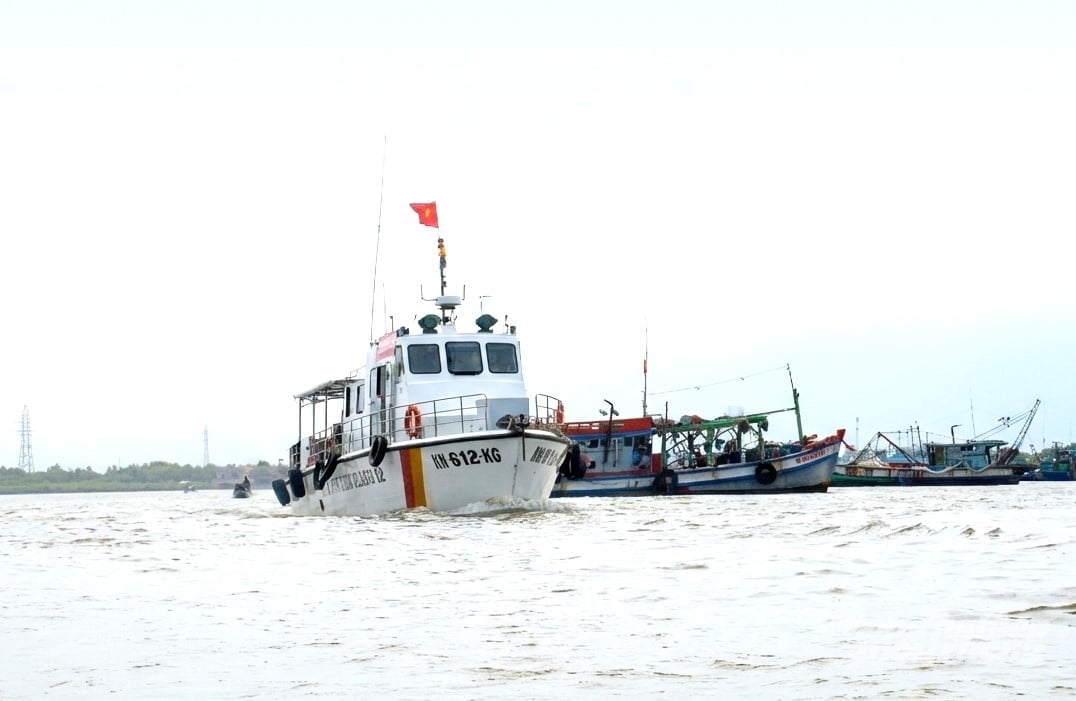 Chi cục Thủy sản và Kiểm ngư tỉnh An Giang đã điều 2 tàu kiểm ngư đến hiện trường, phối hợp cùng lực lượng chức năng địa phương xử lý tàu cá vi phạm và đảm bảo an ninh trật tự. Ảnh: Trung Chánh. Chi cục Thủy sản và Kiểm ngư tỉnh An Giang đã điều 2 tàu kiểm ngư đến hiện trường, phối hợp cùng lực lượng chức năng địa phương xử lý tàu cá vi phạm và đảm bảo an ninh trật tự. Ảnh: Trung Chánh.