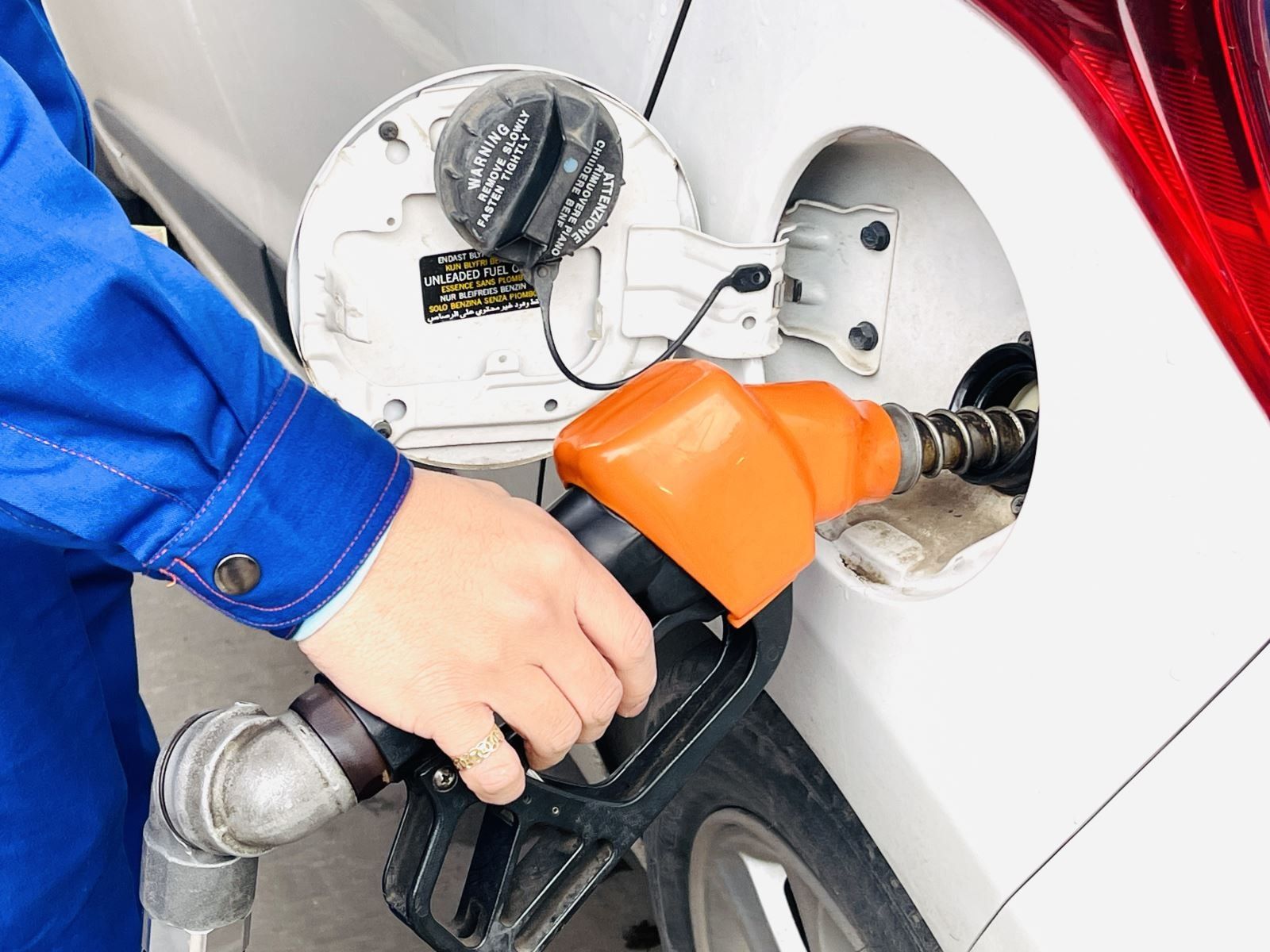 Giá xăng dầu hôm nay 25.2: Giá giằng co sát đỉnh - Ảnh 1