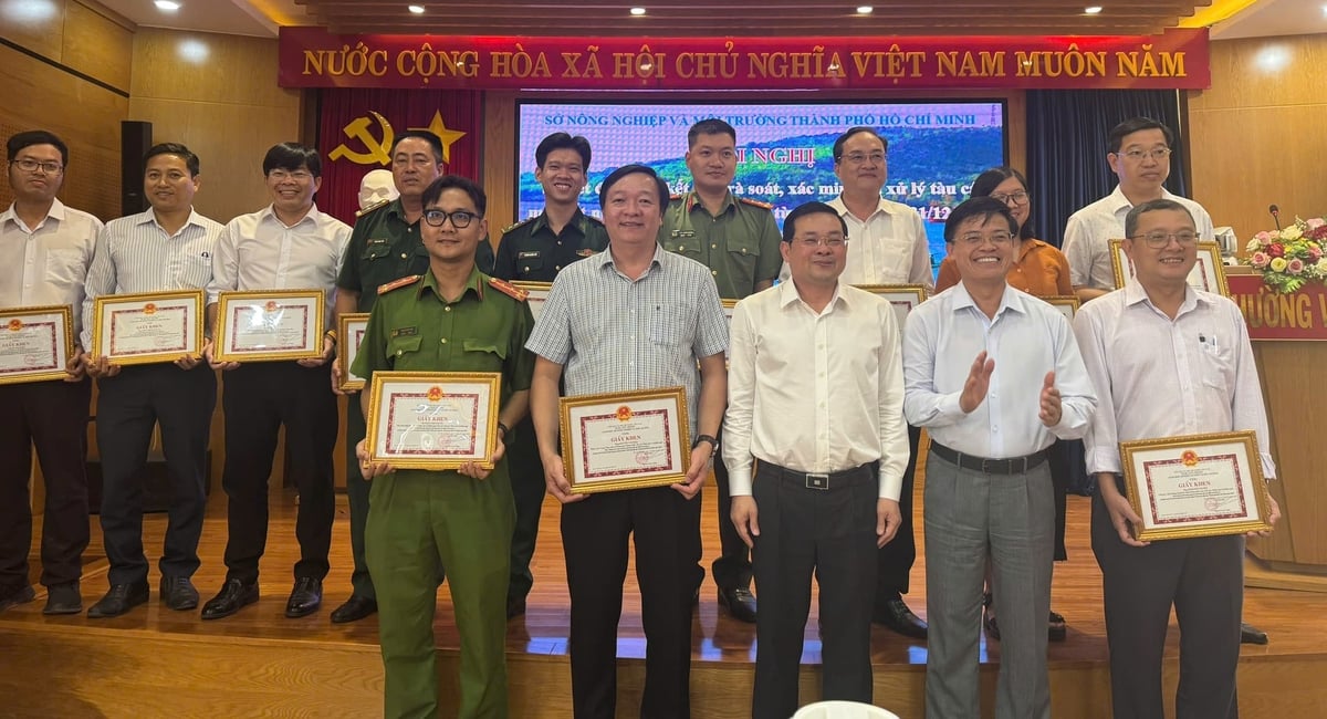 Ông Nguyễn Toàn Thắng (hàng đầu, thứ ba từ phải qua), Giám đốc Sở Nông nghiệp và Môi trường TP.HCM trao giấy khen cho các tập thể, cá nhân đạt thành tích tốt trong chống vi phạm IUU. Ảnh: PTN.