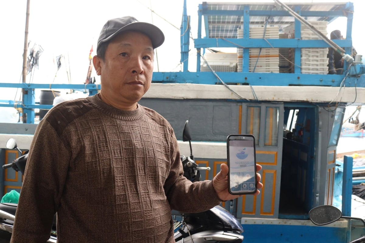 Hiện nay, hầu hết chủ tàu và thuyền trưởng tại Đà Nẵng đã được hướng dẫn cài đặt, sử dụng các ứng dụng quản lý tàu cá ngay trên smartphone. Ảnh: L.A.