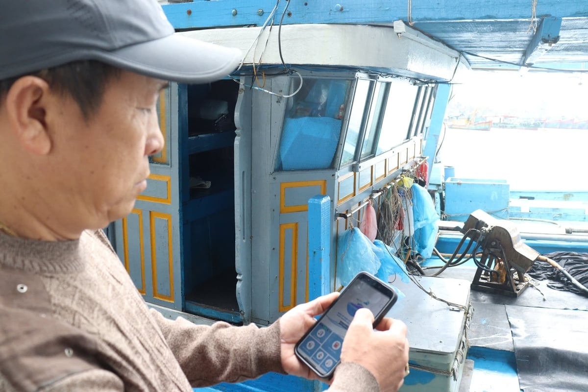 Ngư dân Đà Nẵng sử dụng thành thạo các chức năng của ứng dụng nhật ký điện tử và truy xuất nguồn gốc thủy sản (eCDT) trên điện thoại thông minh. Ảnh: L.A.