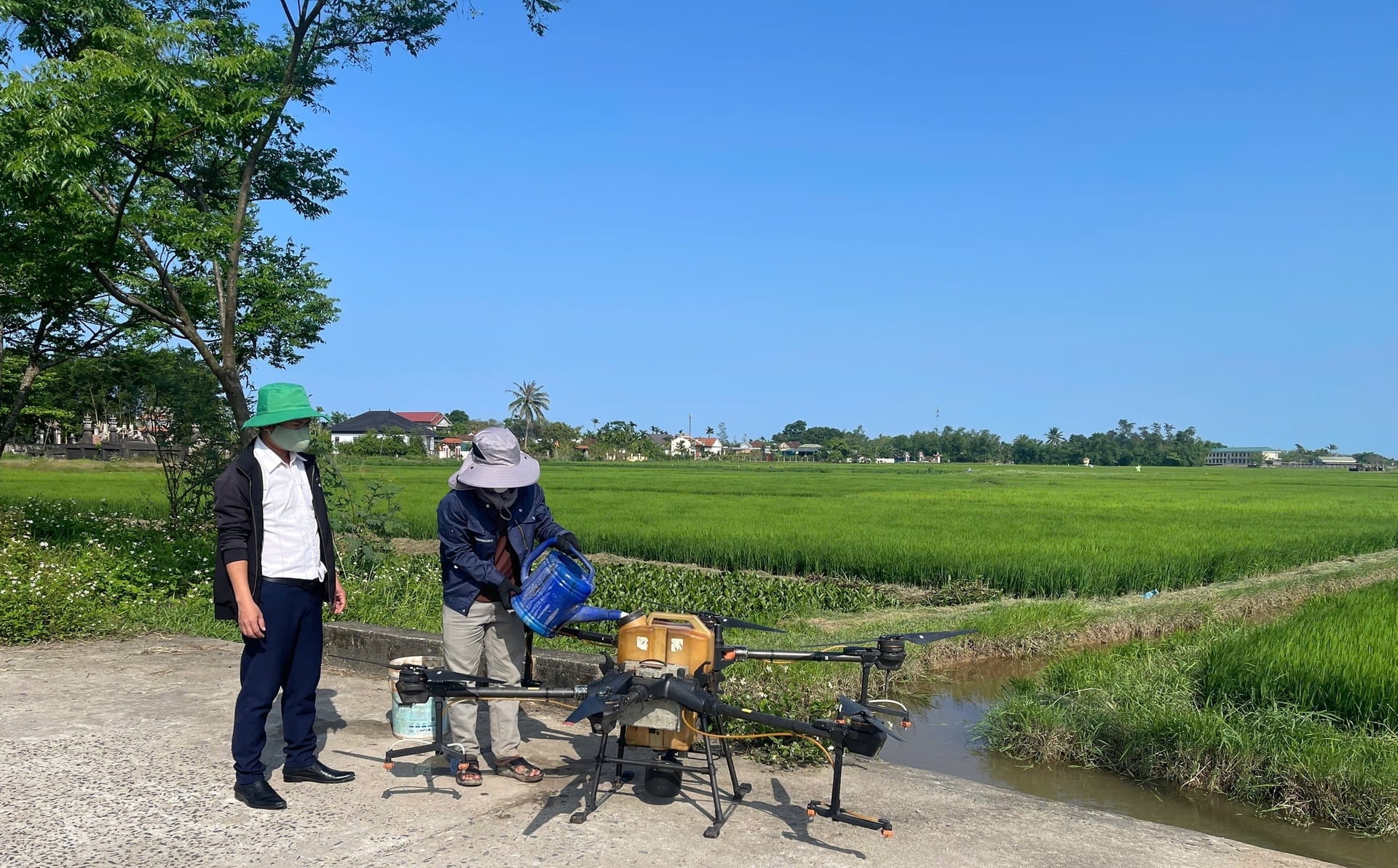 Phun thuốc BVTV bằng drone tại HTX Anh Tuấn, xã Triệu Cơ. Ảnh: Việt Toàn. Phun thuốc BVTV bằng drone tại HTX Anh Tuấn, xã Triệu Cơ. Ảnh: Việt Toàn.