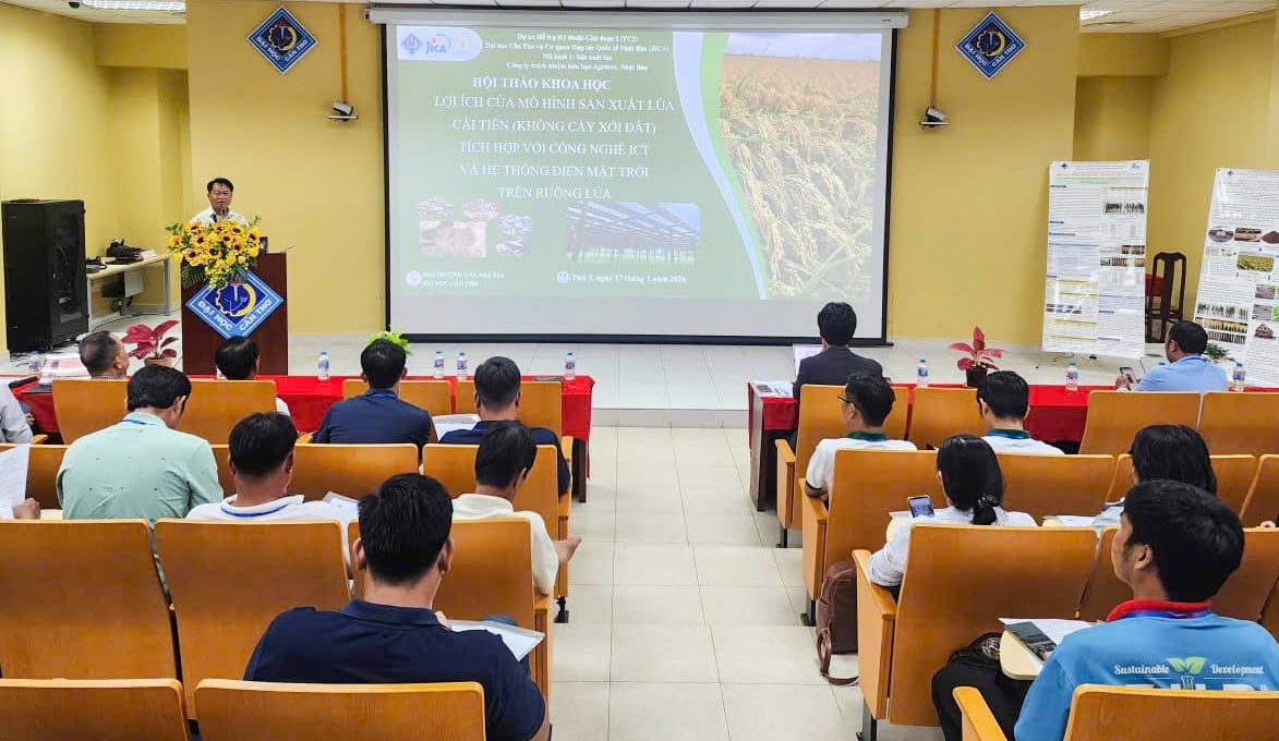 Hội thảo về mô hình sản xuất lúa cải tiến không cày xới đất tích hợp công nghệ ICT và điện mặt trời. Ảnh: Văn Vũ.