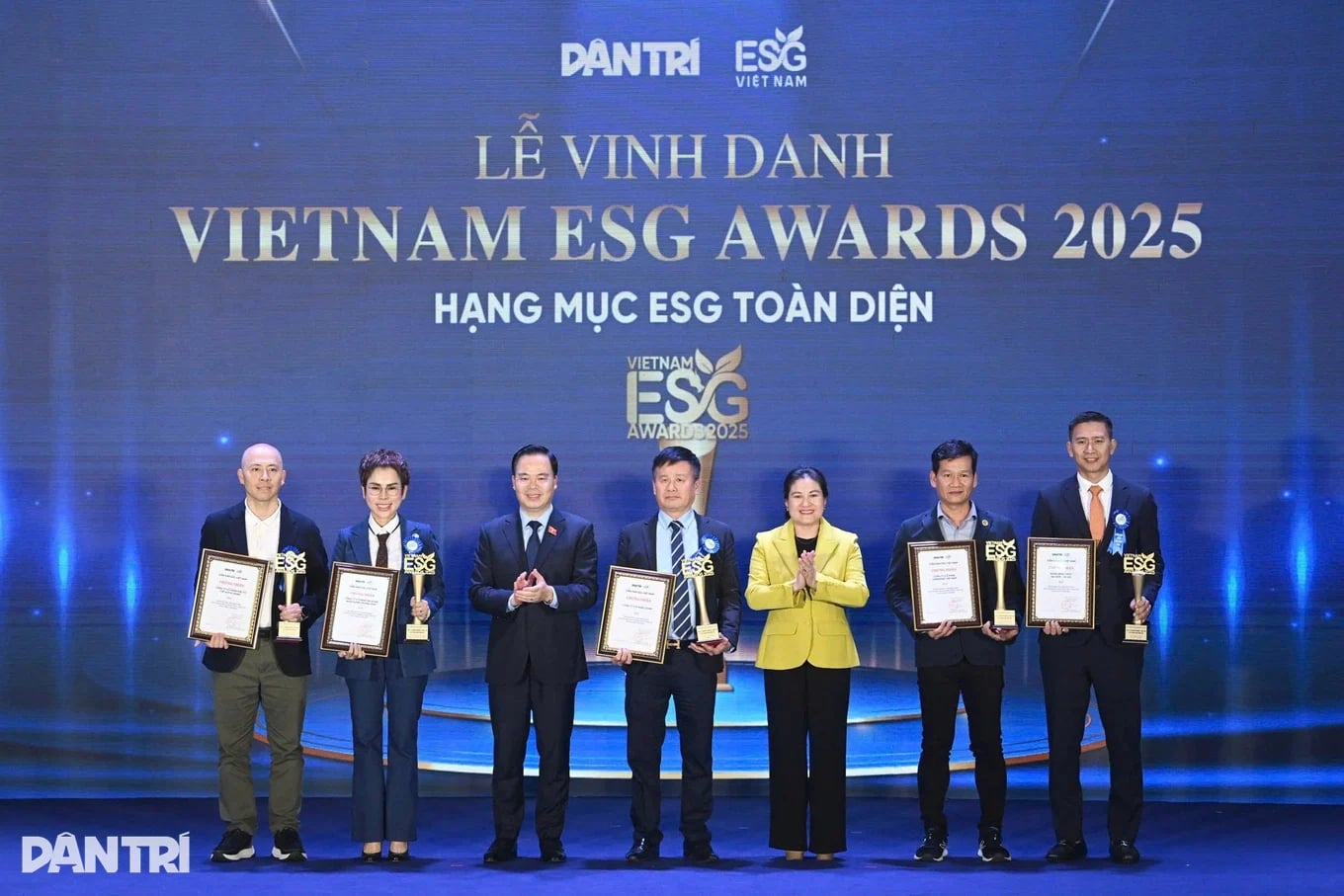 STP Group được vinh danh Top 10 doanh nghiệp thực thi ESG toàn diện nổi bật. Ảnh: Báo Dân Trí.
