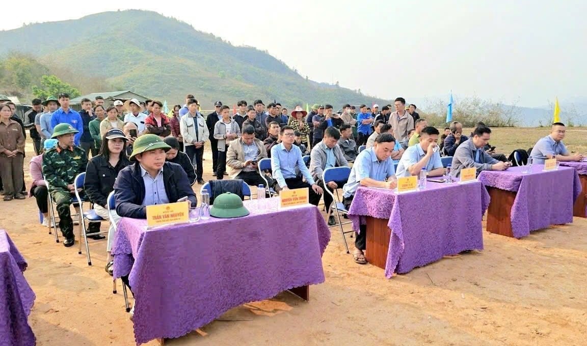 Đông đảo cán bộ, đảng viên và nông dân xã Nậm Kè dự lễ phát động, thể hiện quyết tâm phát triển cây cà phê. Ảnh: CTV.