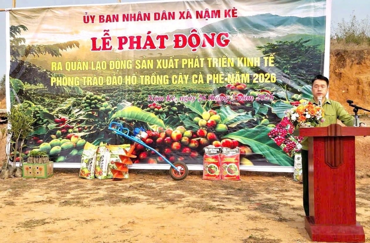 Ông Nguyễn Tiến Thành, Chủ tịch UBND xã Nậm Kè phát biểu tại lễ phát động ra quân lao động sản xuất, triển khai phong trào đào hố trồng cà phê năm 2026. Ảnh: CTV.