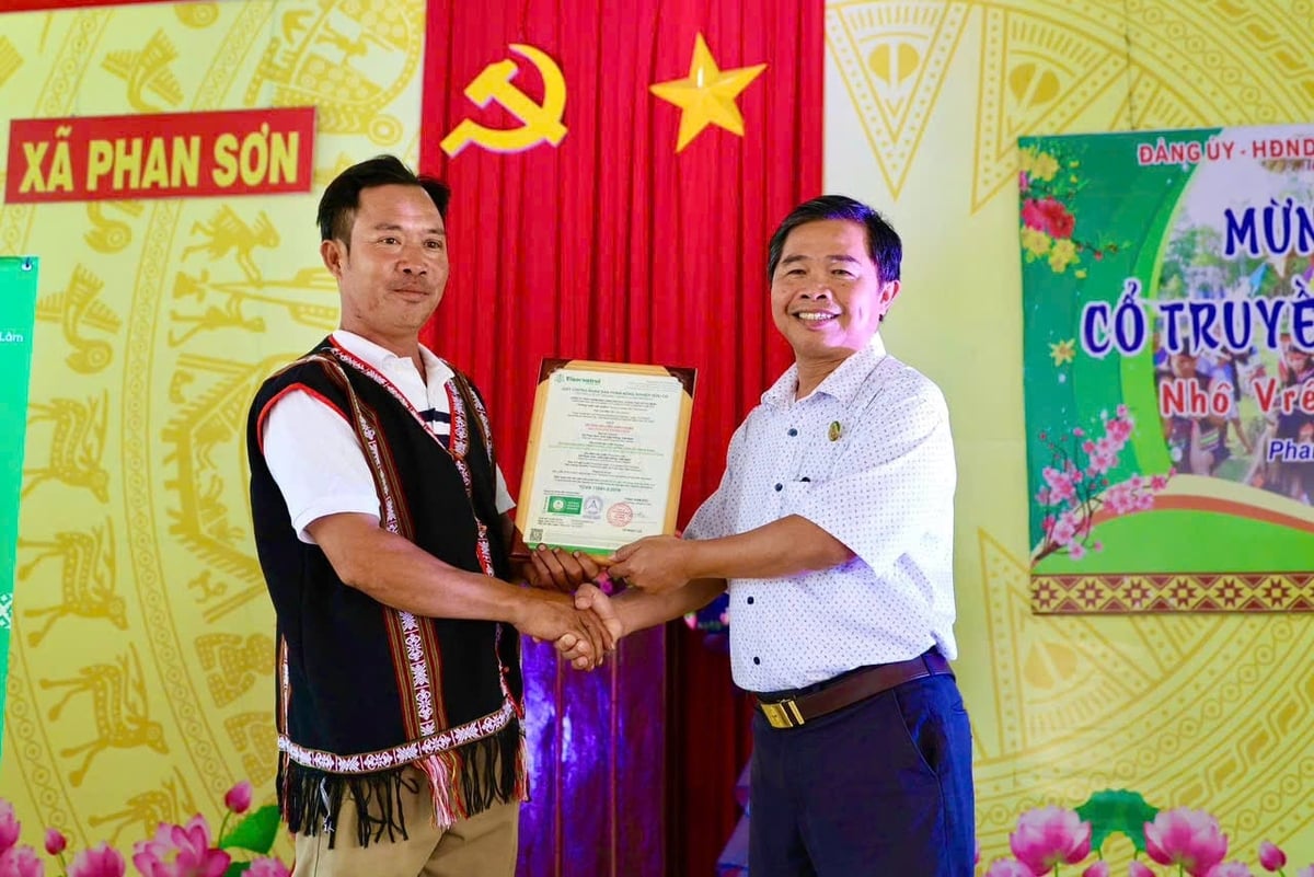 TS Đào Minh Sô, đại diện Viện Khoa học Kỹ thuật Nông nghiệp Miền Nam (phải) trao giấy chứng nhận hữu cơ cho Hợp tác xã Lúa Mẹ Phan Lâm tại Lễ mừng Tết Đầu lúa của đồng bào K’ho, Raglai xã Phan Sơn. Ảnh: Nhật Tiến