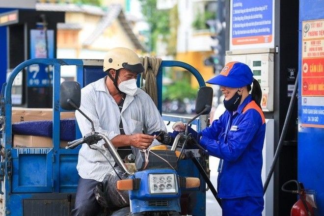 Bộ Tài chính đề xuất giảm thuế bảo vệ môi trường 1.000 đồng/lít xăng - Ảnh 1