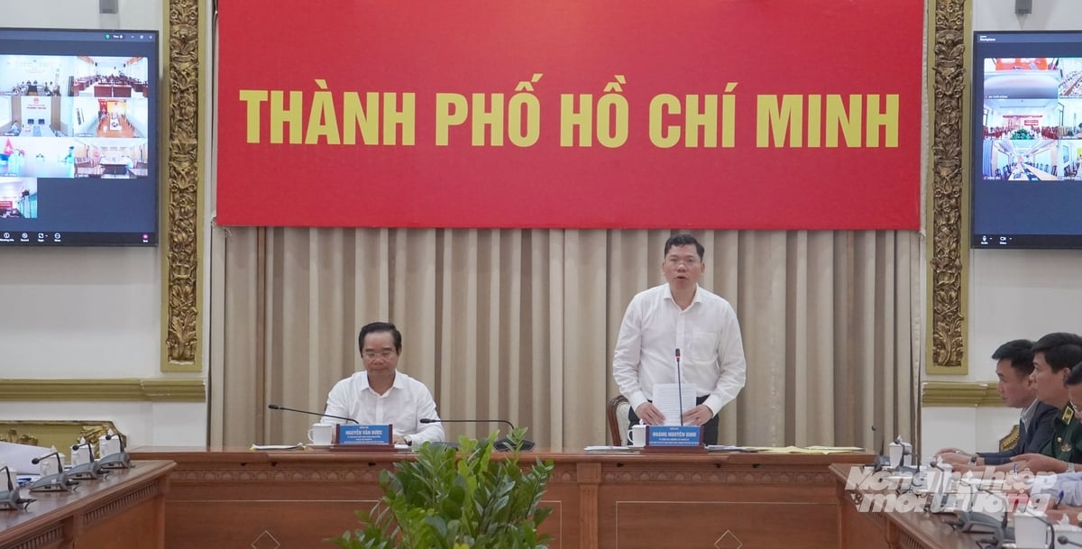 Chủ tịch UBND TP.HCM Nguyễn Văn Được và ông Hoàng Nguyên Dinh (đứng), Phó Chủ tịch UBND đồng chủ trì cuộc họp. Ảnh: Lê Bình. Chủ tịch UBND TP.HCM Nguyễn Văn Được và ông Hoàng Nguyên Dinh (đứng), Phó Chủ tịch UBND đồng chủ trì cuộc họp. Ảnh: Lê Bình.
