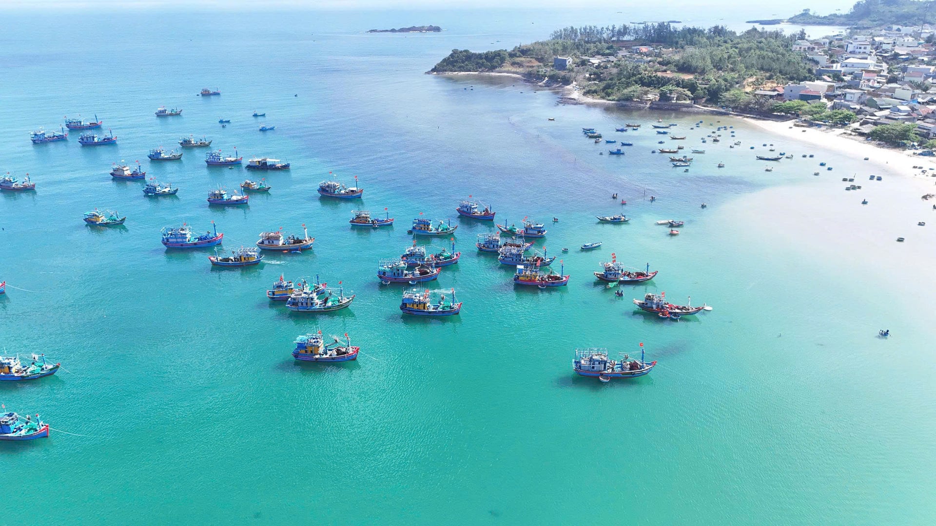 Tỉnh Quảng Ngãi có nhiều tàu cá công suất lớn chuyên khai thác ở vùng biển Hoàng Sa, Trường Sa nên nhu cầu về nhiên liệu rất lớn. Ảnh: V.H.