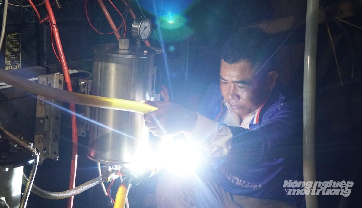 Nhiều tàu cá giảm tốc độ di chuyển và tính toán lại lộ trình đánh bắt nhằm tiết kiệm từng lít dầu trong bối cảnh giá dầu tăng cao. Ảnh: Lê Bình.