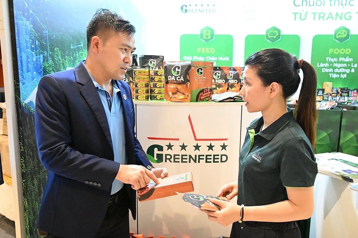GREENFEED mang nhiều sản phẩm như thức ăn chăn nuôi, cám... đến trưng bày. Ảnh: Bảo Thắng.