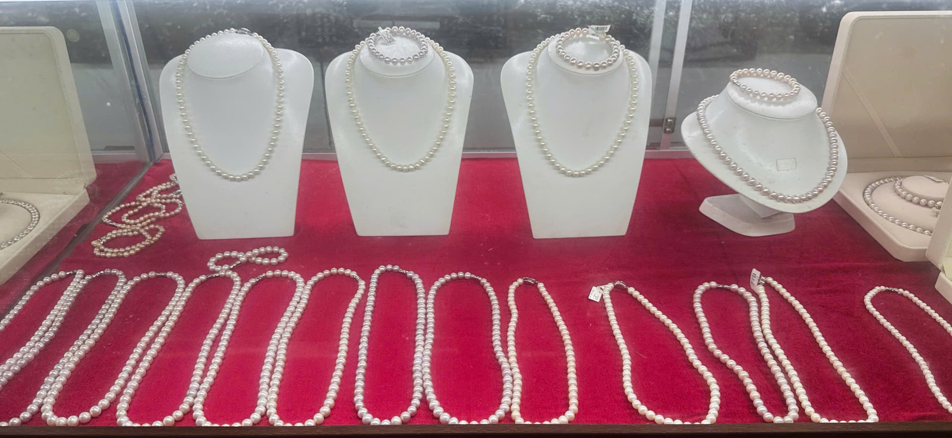 Các sản phẩm từ ngọc trai. Ảnh: Ánh Nguyệt.