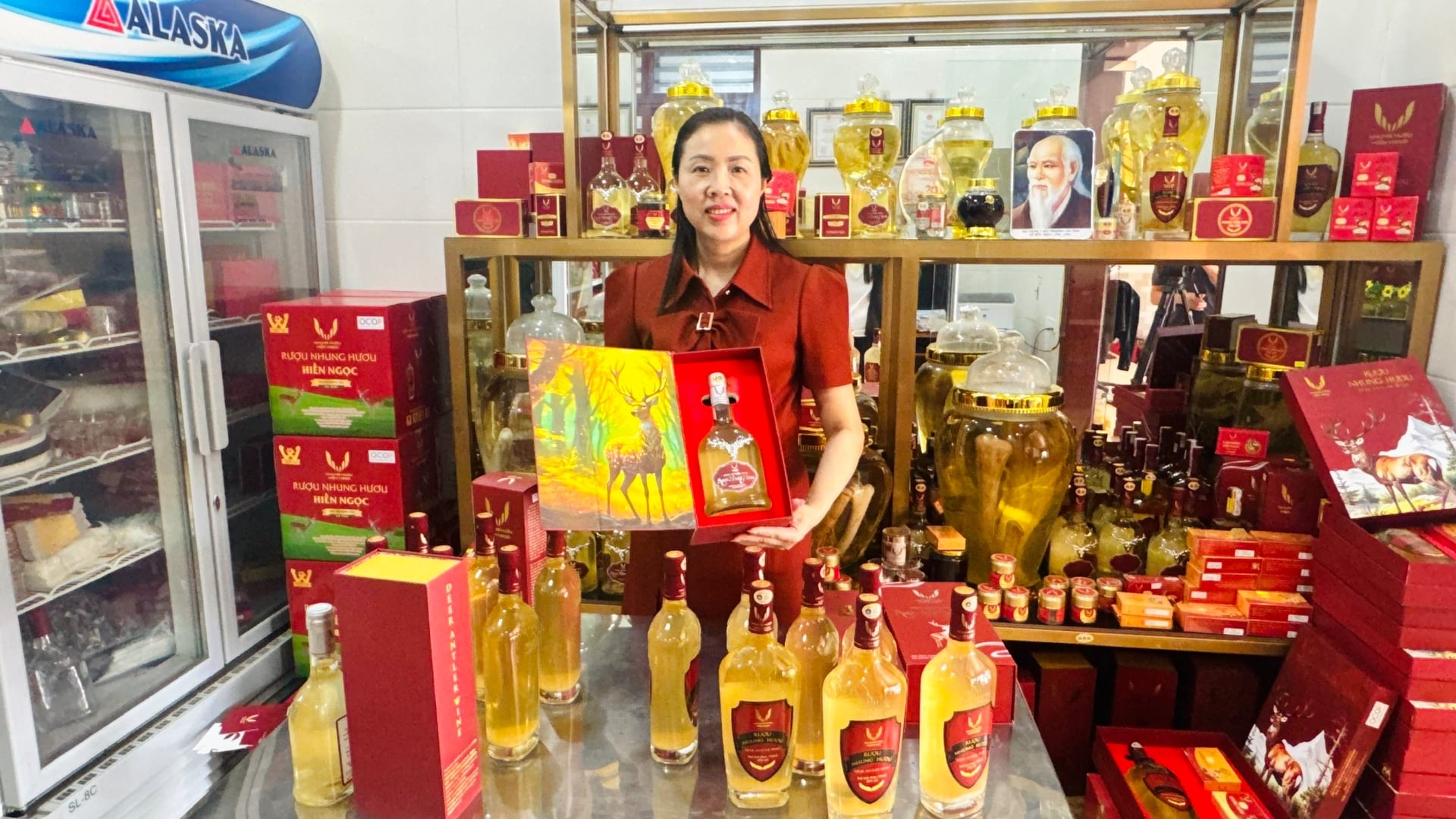 Các sản phẩm chế biến như nhung khô, bột nhung, rượu nhung... góp phần nâng cao giá trị nhung hươu. Ảnh: Ánh Nguyệt.