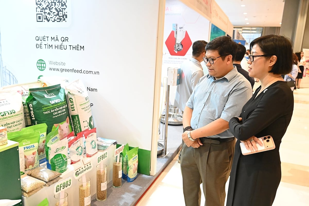 Du khách tham quan gian hàng của GREENFEED. Ảnh: Bảo Thắng.