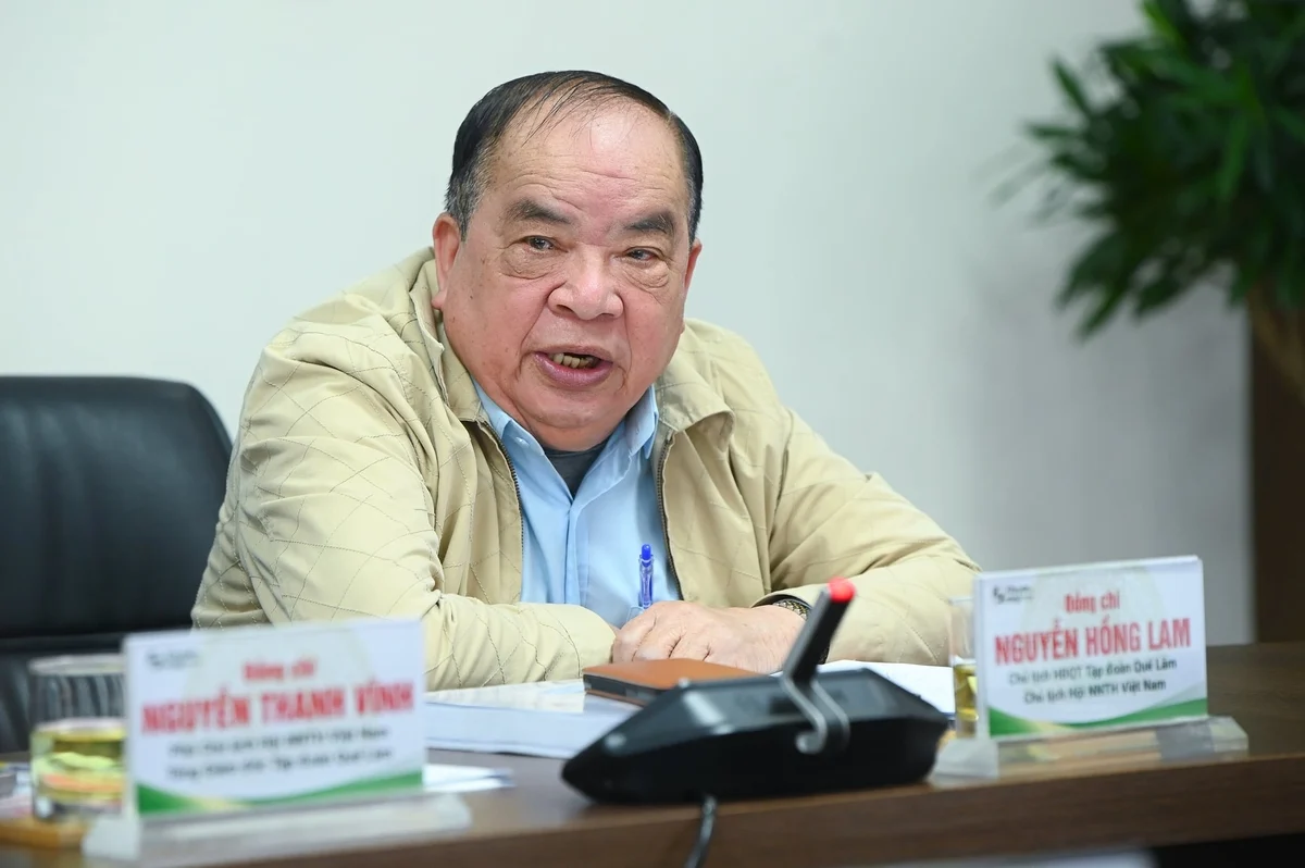 Ông Nguyễn Hồng Lam - 'cha đẻ' của mô hình chăn nuôi an toàn sinh học Quế Lâm. Ảnh: Bảo Khang.