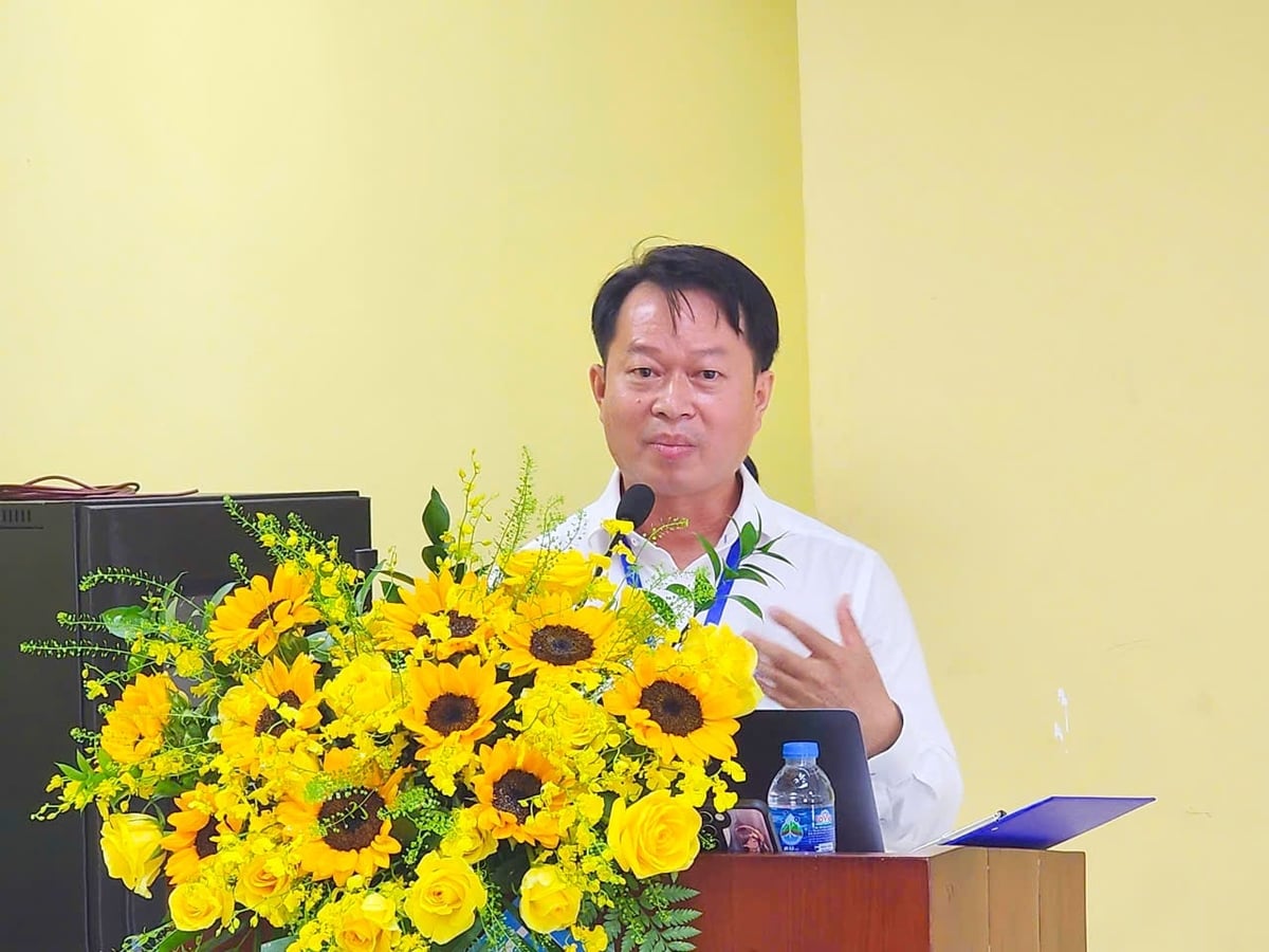 PGS.TS Nguyễn Khởi Nghĩa, Phó Trưởng khoa Khoa học đất, Trường Nông nghiệp – Đại học Cần Thơ phát biểu tại hội thảo. Ảnh: Văn Vũ.