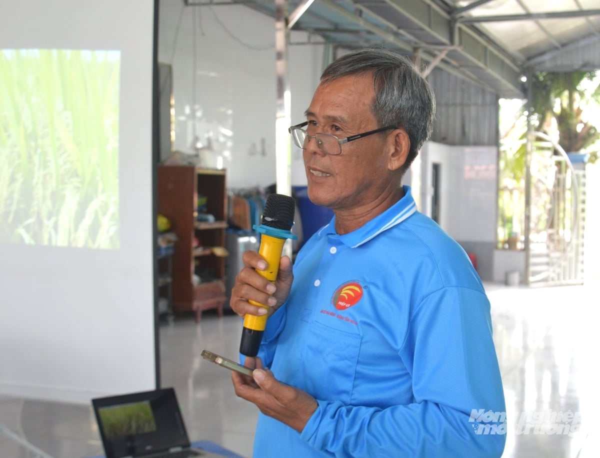 Ông Trình Thanh Danh, Chủ tịch HĐQT Hợp tác xã Nông nghiệp Hiệp Lợi trình bày về quá trình thực hiện mô hình canh tác lúa hữu cơ theo quy trình của Công ty S.U.D. Ảnh: Trung Chánh.