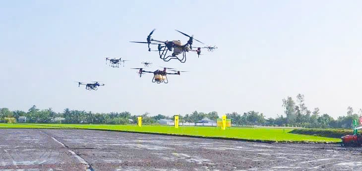 Ứng dụng thiết bị bay không người lái (drone) trong nông nghiệp tại Cần Thơ. Ảnh: Văn Vũ.