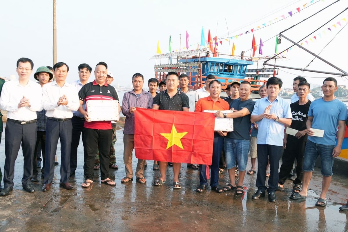 Lãnh đạo tỉnh Quảng Trị tặng quà, cờ Tổ quốc động viên ngư dân vươn khơi bám biển. Ảnh: Xuân Phú.
