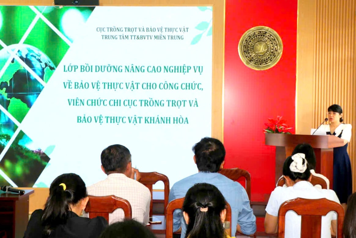 Bà Lương Kim Ngân, Phó Chi cục trưởng Chi cục Trồng trọt và BVTV Khánh Hòa phát biểu khai mạc lớp bồi dưỡng. Ảnh: KS.
