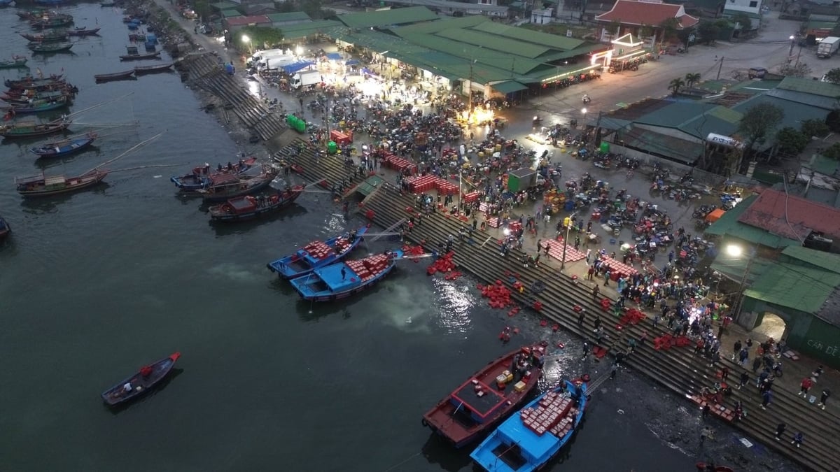 Nườm nượp tàu lớn nhỏ vào ra cảng bến cá Cửa Lò từ sáng sớm. Ảnh: Đình Tiệp.