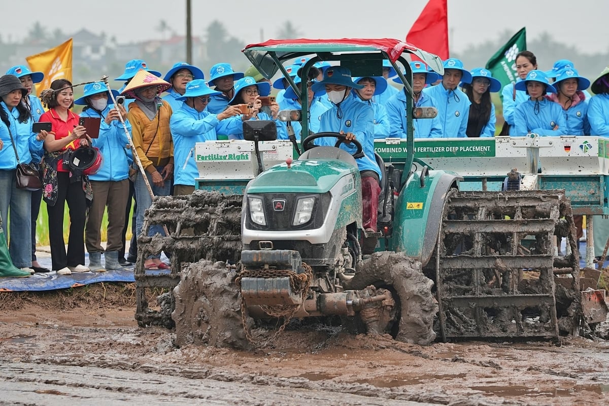 Nông dân Hải Phòng trầm trồ xem máy sạ hàng kết hợp vùi phân trình diễn. Ảnh: Bảo Thắng.