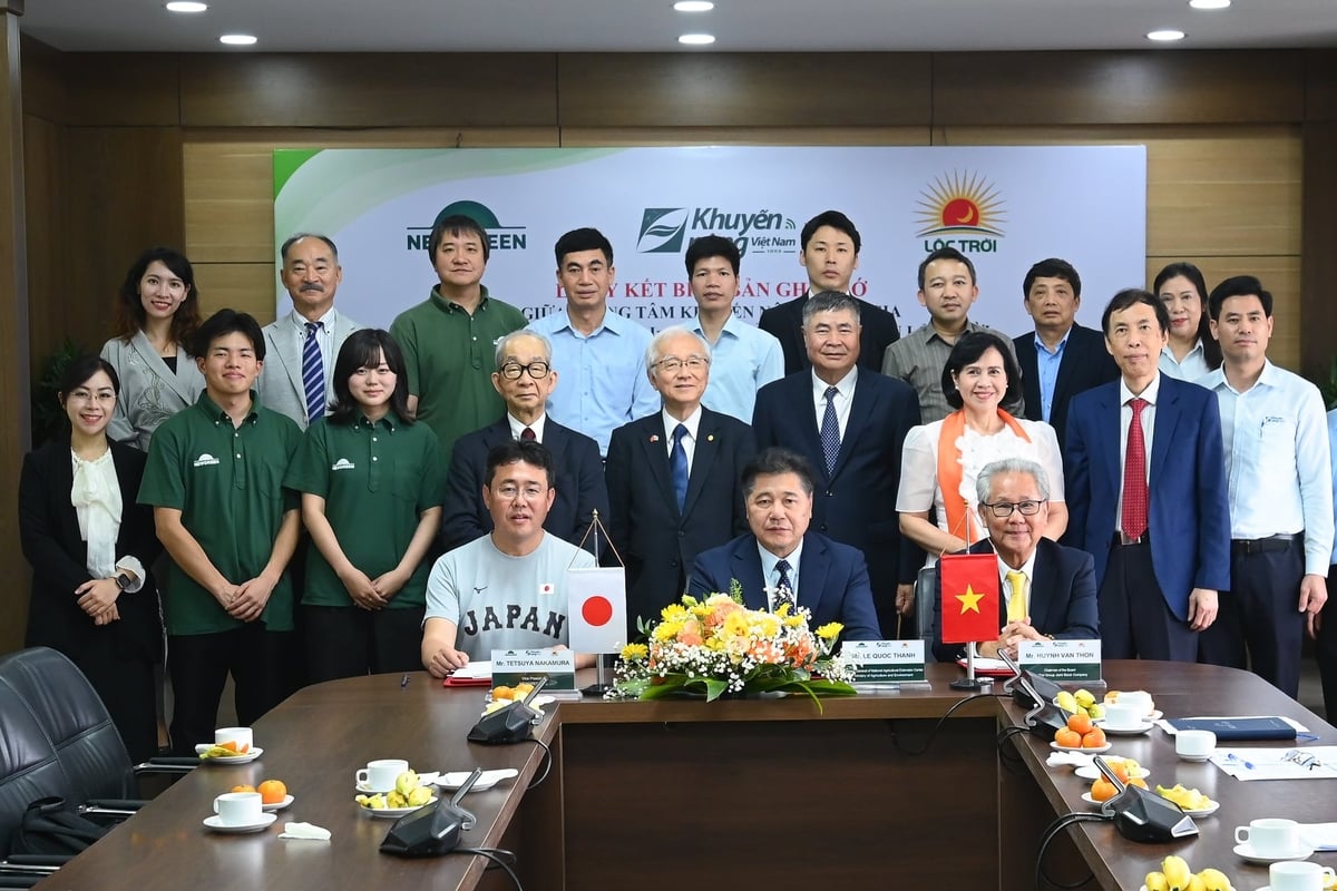 Các đại biểu tham gia lễ ký biên bản ghi nhớ giữa TTKNQG, Newgreen và Tập đoàn Lộc Trời. Ảnh: Tùng Đinh.