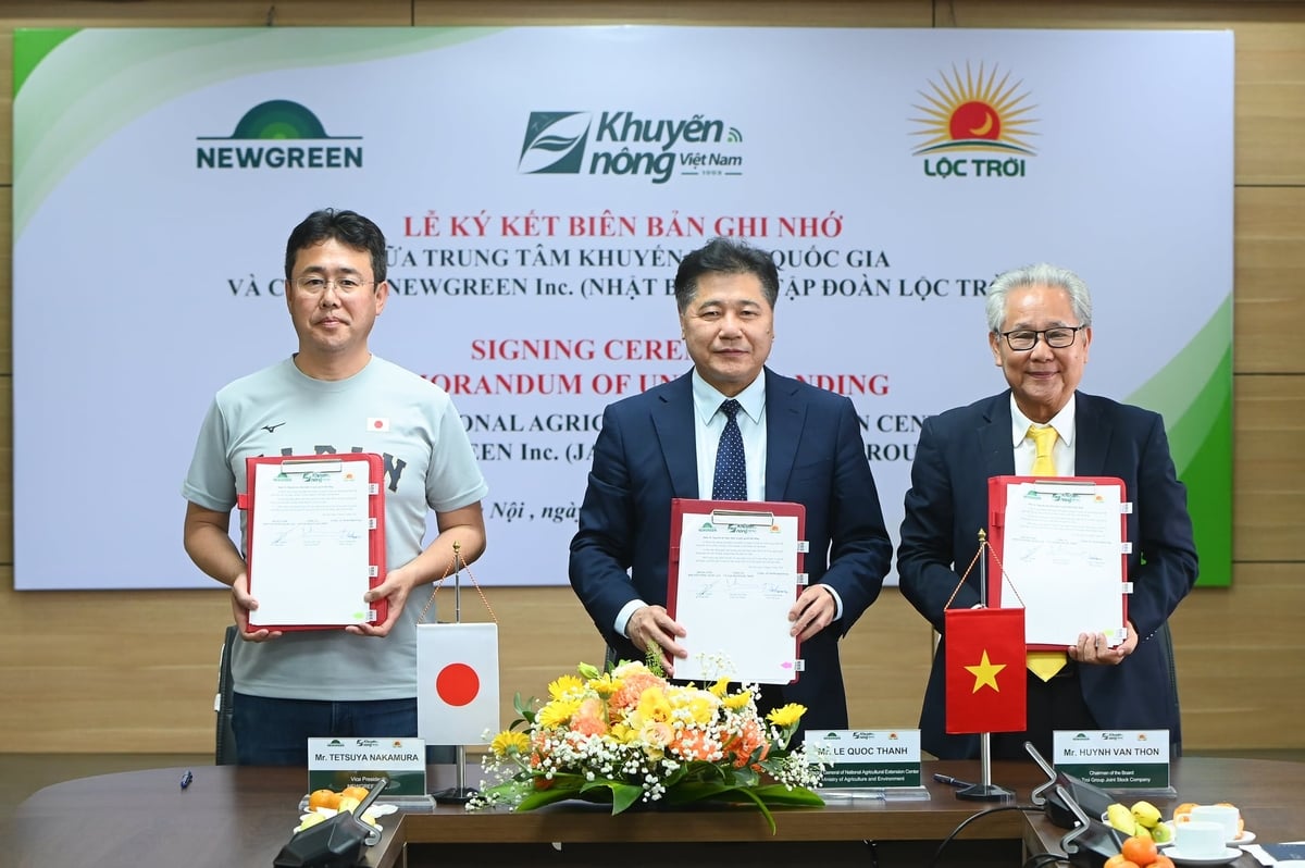 Biên bản ghi nhớ giữa TTKNQG, Newgreen và Tập đoàn Lộc Trời được ký kết ngày 3/3. Ảnh: Tùng Đinh.