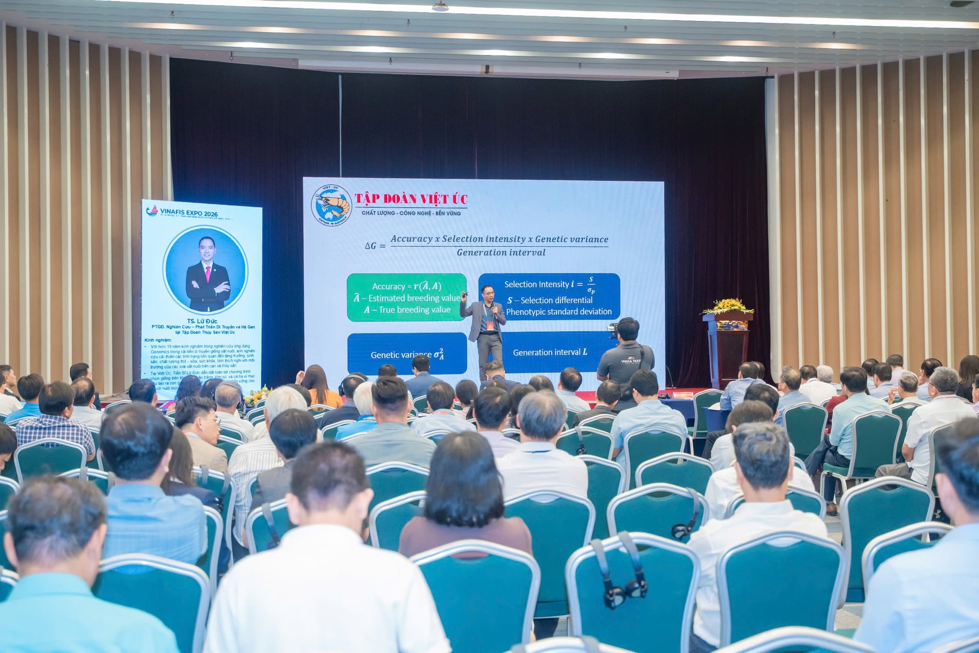 Ts Lữ Đức Bryce – Phó Tổng GIám đốc Nghiên cứu phát triển Di truyền và Hệ gen Tập đoàn Việt Úc chia sẻ báo cáo về chương trình di truyền và chọn giống tại Hội nghị Khoa học, công nghệ Thủy sản và Kiểm ngư tổ chức ngày 28/4 bên lề Triển lãm VINAFIS. Ảnh: Việt Úc. Ts Lữ Đức Bryce – Phó Tổng GIám đốc Nghiên cứu phát triển Di truyền và Hệ gen Tập đoàn Việt Úc chia sẻ báo cáo về chương trình di truyền và chọn giống tại Hội nghị Khoa học, công nghệ Thủy sản và Kiểm ngư tổ chức ngày 28/4 bên lề Triển lãm VINAFIS. Ảnh: Việt Úc.