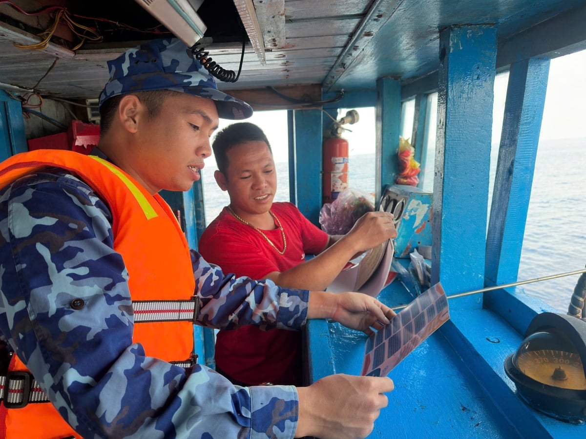 Cán bộ Trạm 2 Cảnh sát biển tuyên truyền phòng chống IUU trên các tàu cá ngư dân. Ảnh: N.T.