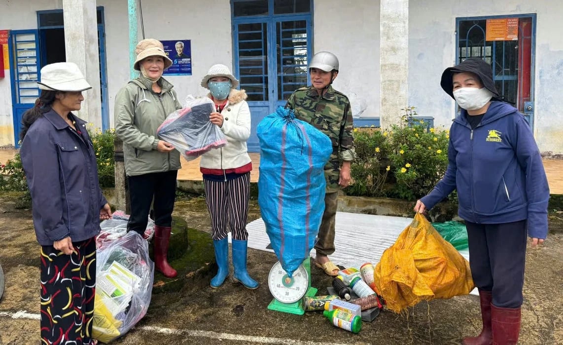 Nông dân phường Xuân Trường - Đà Lạt rất phấn khởi khi đưa rác thải trong sản xuất nông nghiệp để được đổi quà. Ảnh: Phạm Hoài.