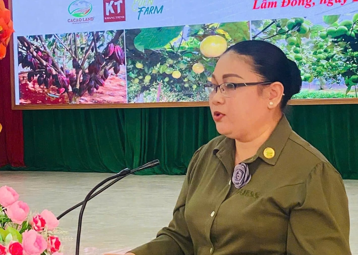 Bà Đoàn Thị Kim Xuyến phát biểu về định hướng phát triển cây ca cao trong chuyển đổi từ thanh long kém hiệu quả. Ảnh: N.T.