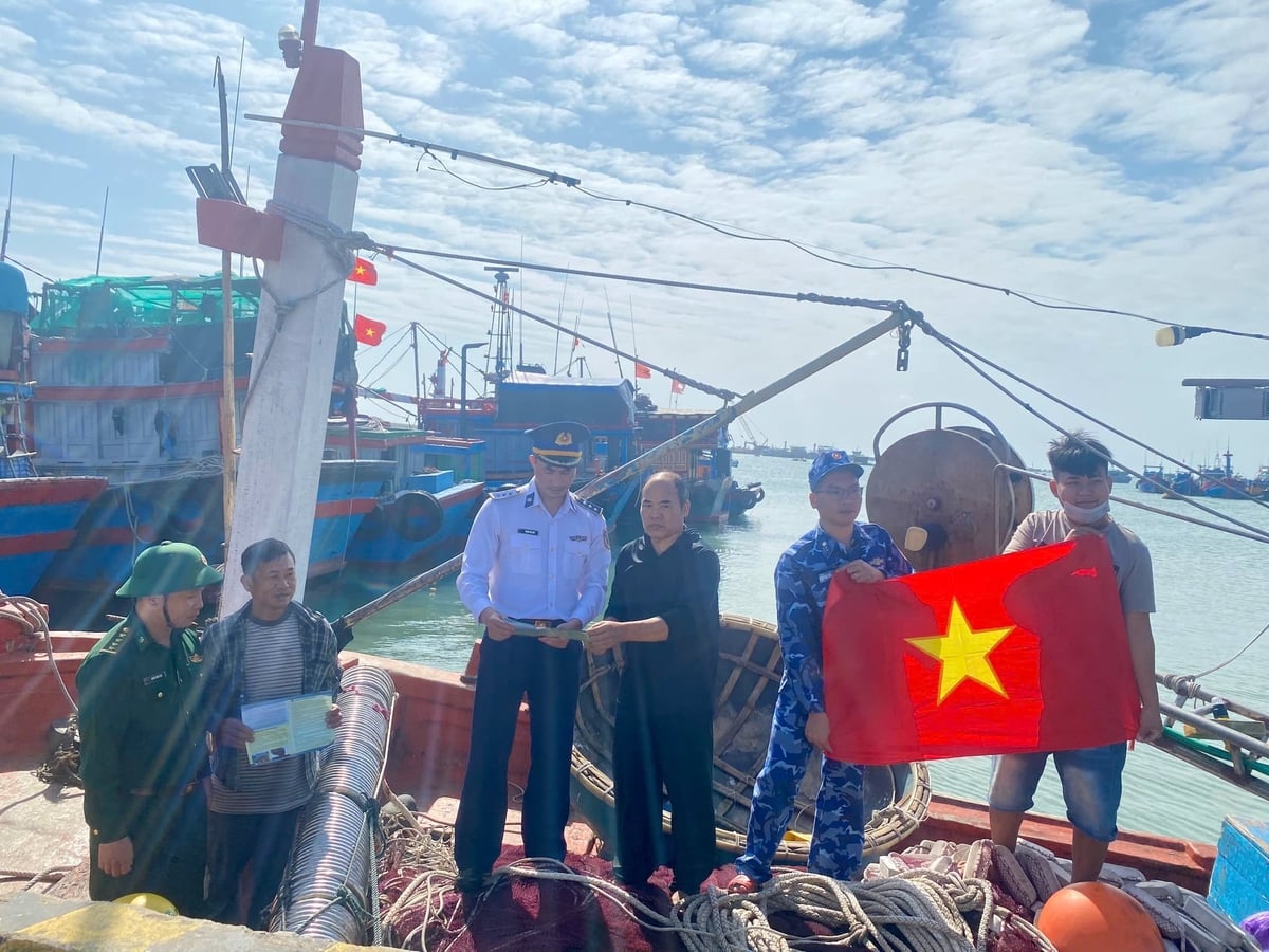 Những lá cờ Tổ quốc được trao tận tay ngư dân Lý Sơn, tiếp thêm niềm tin và ý chí vươn khơi bám biển. Ảnh: N.T.