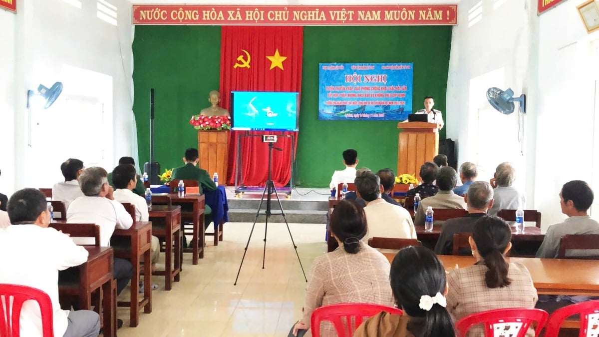 Trạm 2 Cảnh sát biển tuyên truyền phòng chống khai thác IUU cho ngư dân Đặc khu Lý Sơn. Ảnh: N.T.