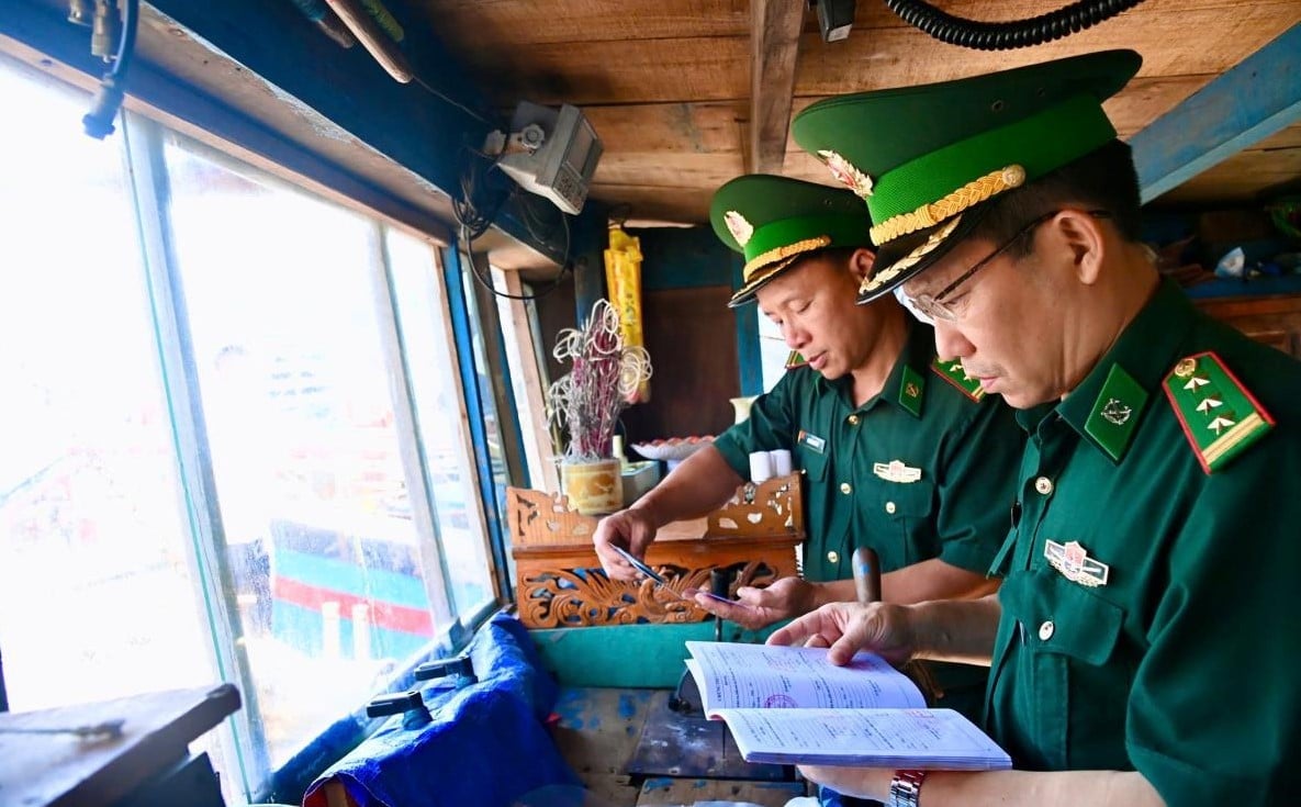 Cơ quan chức năng kiểm tra hồ sơ trước khi tàu ra khơi. Ảnh: Chi cục Thủy sản và Kiểm ngư Nghệ An.