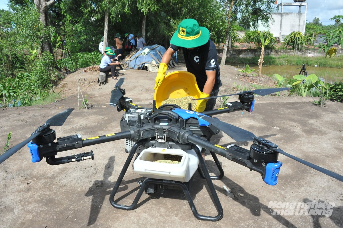 Nông dân Đồng Tháp tăng cường liên kết sản xuất, áp dụng kỹ thuật canh tác tiết kiệm chi phí, góp phần giảm giá thành và ổn định lợi nhuận trong vụ hè thu. Ảnh: Lê Hoàng Vũ. Nông dân Đồng Tháp tăng cường liên kết sản xuất, áp dụng kỹ thuật canh tác tiết kiệm chi phí, góp phần giảm giá thành và ổn định lợi nhuận trong vụ hè thu. Ảnh: Lê Hoàng Vũ.
