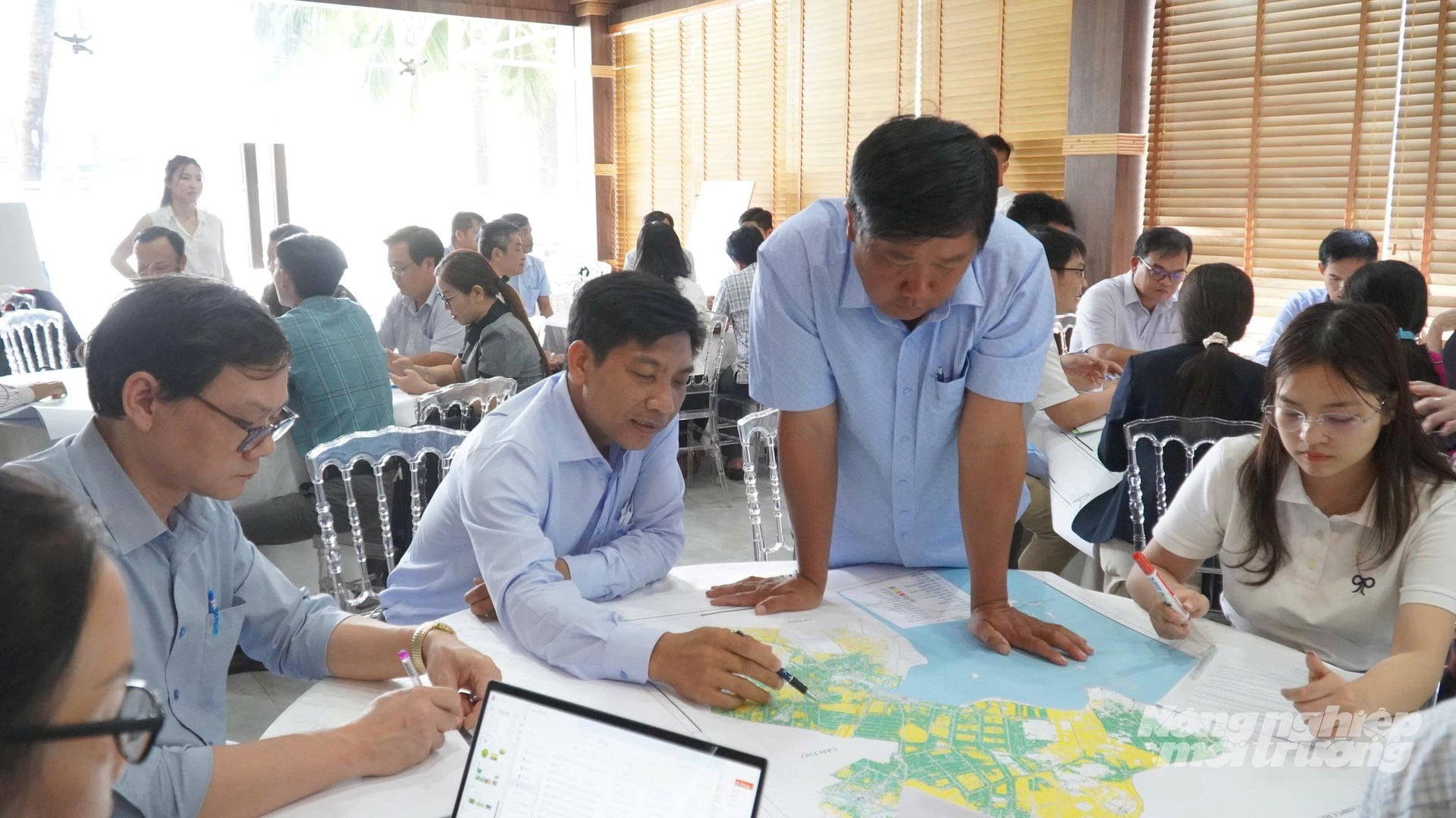 Các đại biểu xem bản đồ phân bố vùng chuyên sản xuất lúa, tạo ra nguồn rơm rạ nhiều tại An Giang. Ảnh: Trung Chánh.