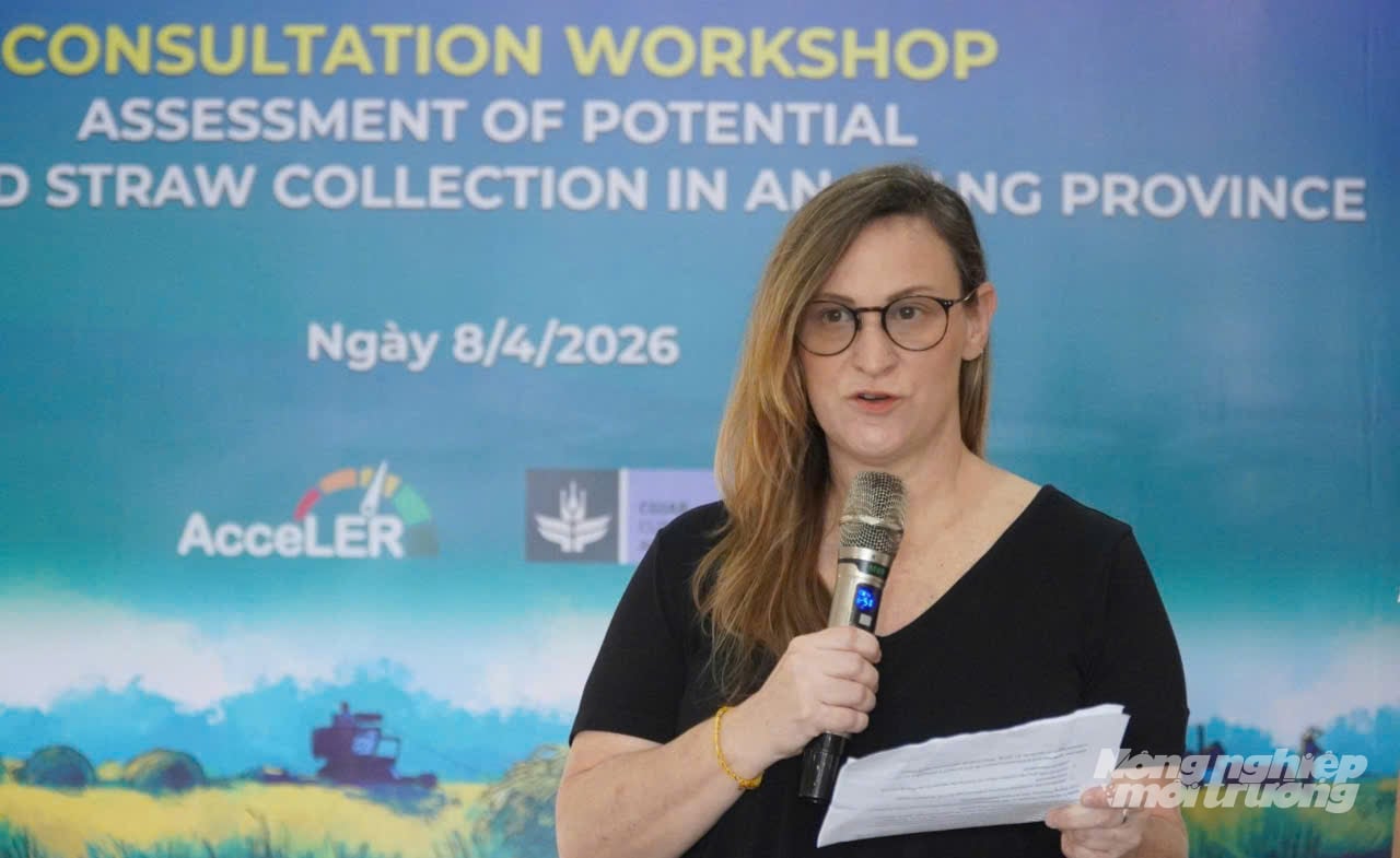 Bà Katherine Nelson - chuyên gia cao cấp về biến đổi khí hậu - Viện Nghiên cứu lúa Quốc tế tham luận tại hội thảo. Ảnh: Trung Chánh.