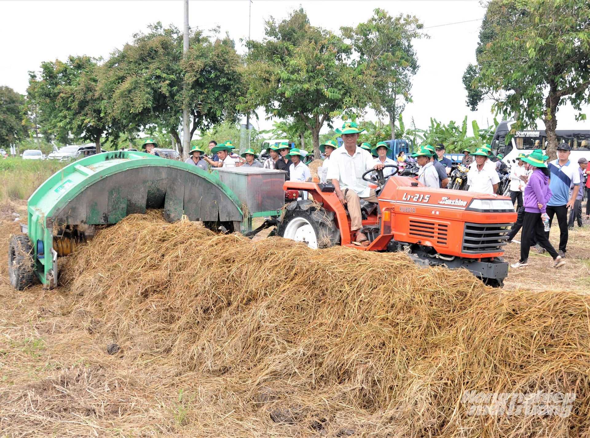 Rơm rạ được thu gom, xử lý sẽ tạo ra nguồn dinh dưỡng hữu cơ cung cấp cho trồng trọt, tạo chuỗi tuần hoàn, giảm ô nhiễm. Ảnh: Trung Chánh.