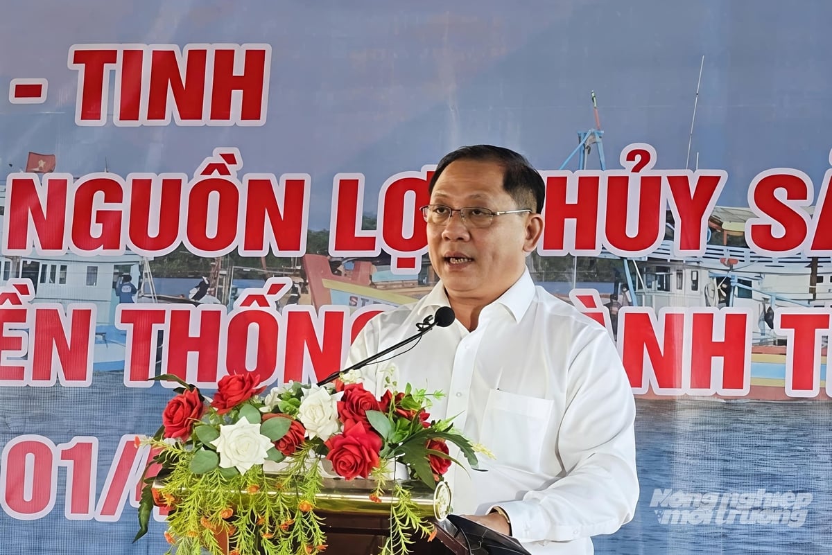Ông Trần Chí Hùng - Phó Chủ tịch UBND TP Cần Thơ ghi nhận, hoạt động thả giống tái tạo nguồn lợi thủy sản góp phần phục hồi quần thể nguồn lợi tự nhiên, cân bằng hệ sinh thái. Ảnh: Kim Anh.
