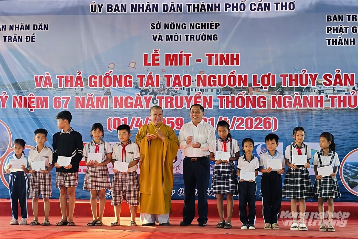 Dịp này, TP Cần Thơ đã trao tặng 30 suất học bổng cho các em học sinh có hoàn cảnh khó khăn, vượt khó học tốt trên địa bàn xã Trần Đề. Ảnh: Kim Anh.