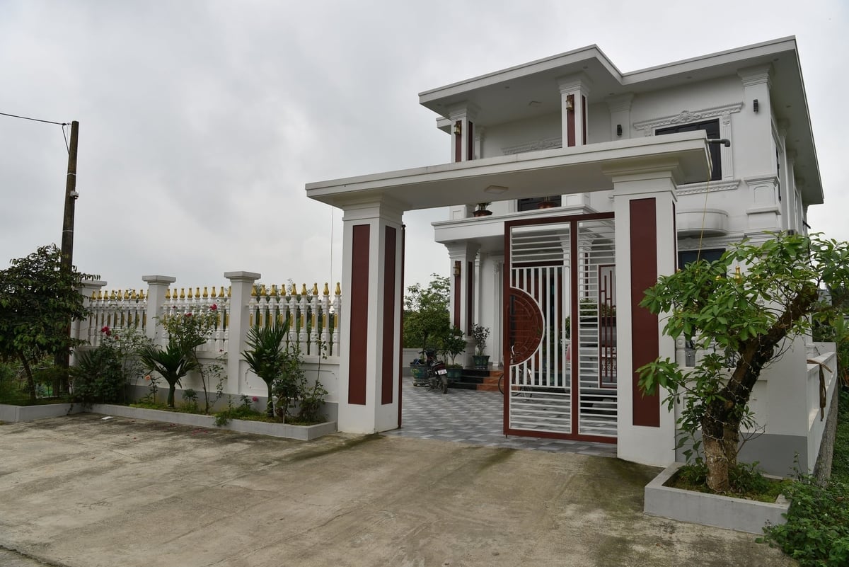 Ngôi nhà mới xây của anh Lê Như Quỳnh, phần lớn là nhờ nuôi tôm càng xanh. Ảnh: Dương Đình Tường.