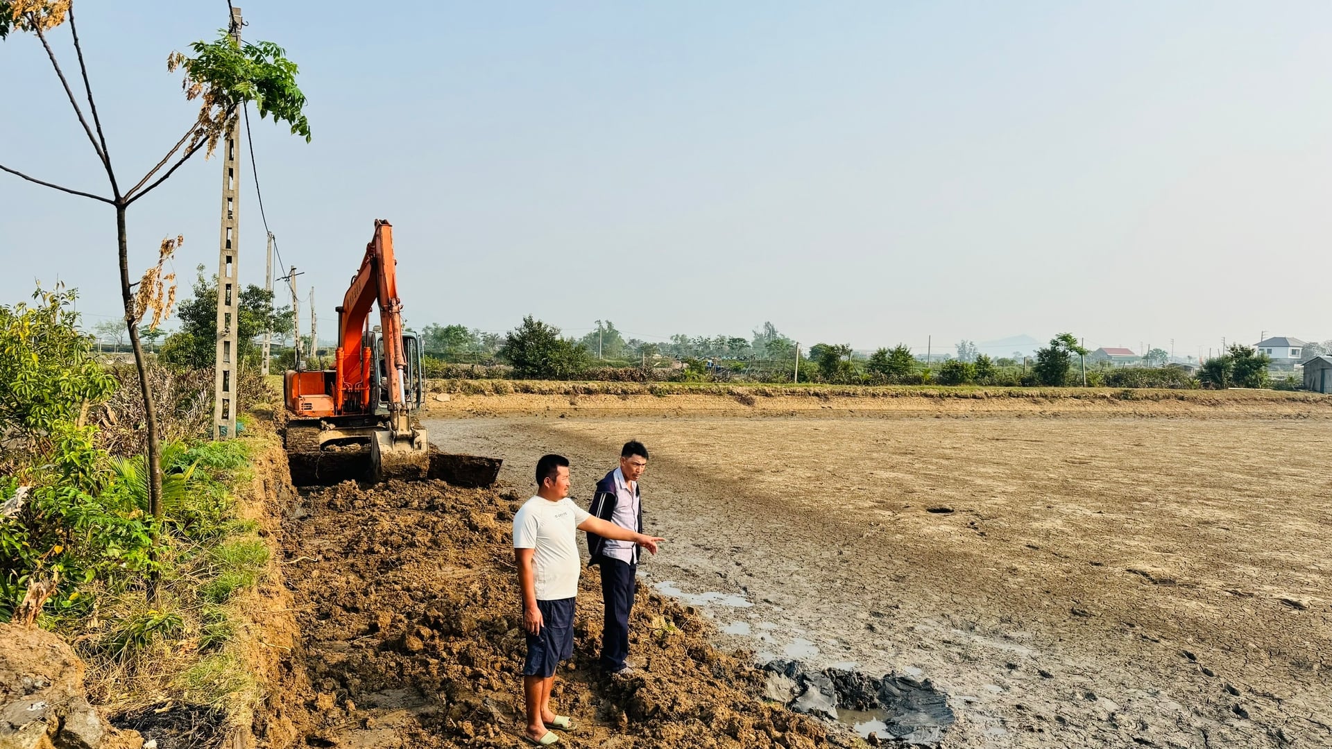 Người dân khẩn trương cải tạo ao đầm, chuẩn bị thả giống thủy sản vụ xuân hè. Ảnh: Ánh Nguyệt.