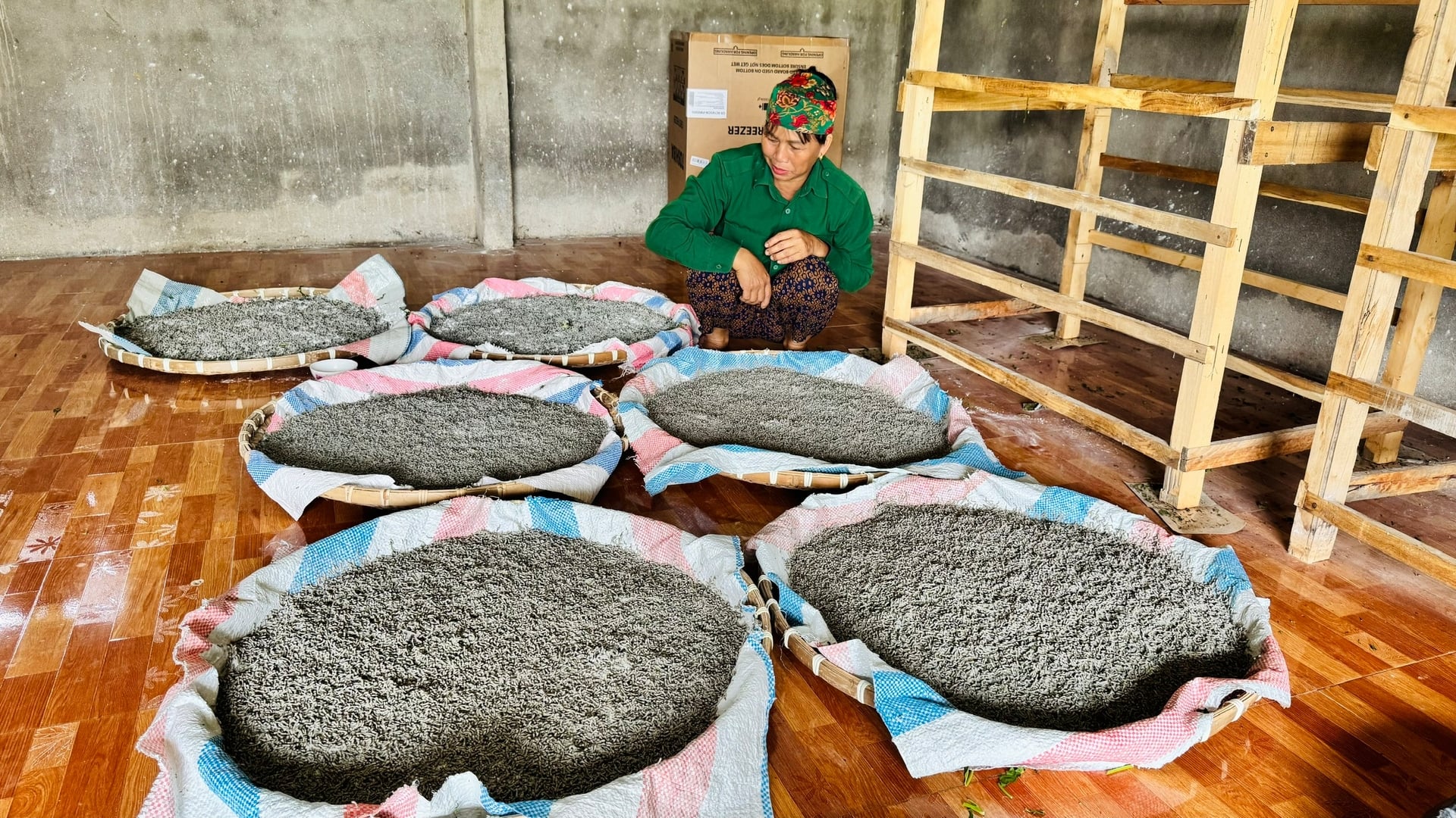 Mỗi năm gia đình bà Hiền nuôi khoảng 20 lứa tằm, sau khi trừ chi phí còn lãi khoảng 180 triệu đồng. Ảnh: Ánh Nguyệt. Mỗi năm gia đình bà Hiền nuôi khoảng 20 lứa tằm, sau khi trừ chi phí còn lãi khoảng 180 triệu đồng. Ảnh: Ánh Nguyệt.