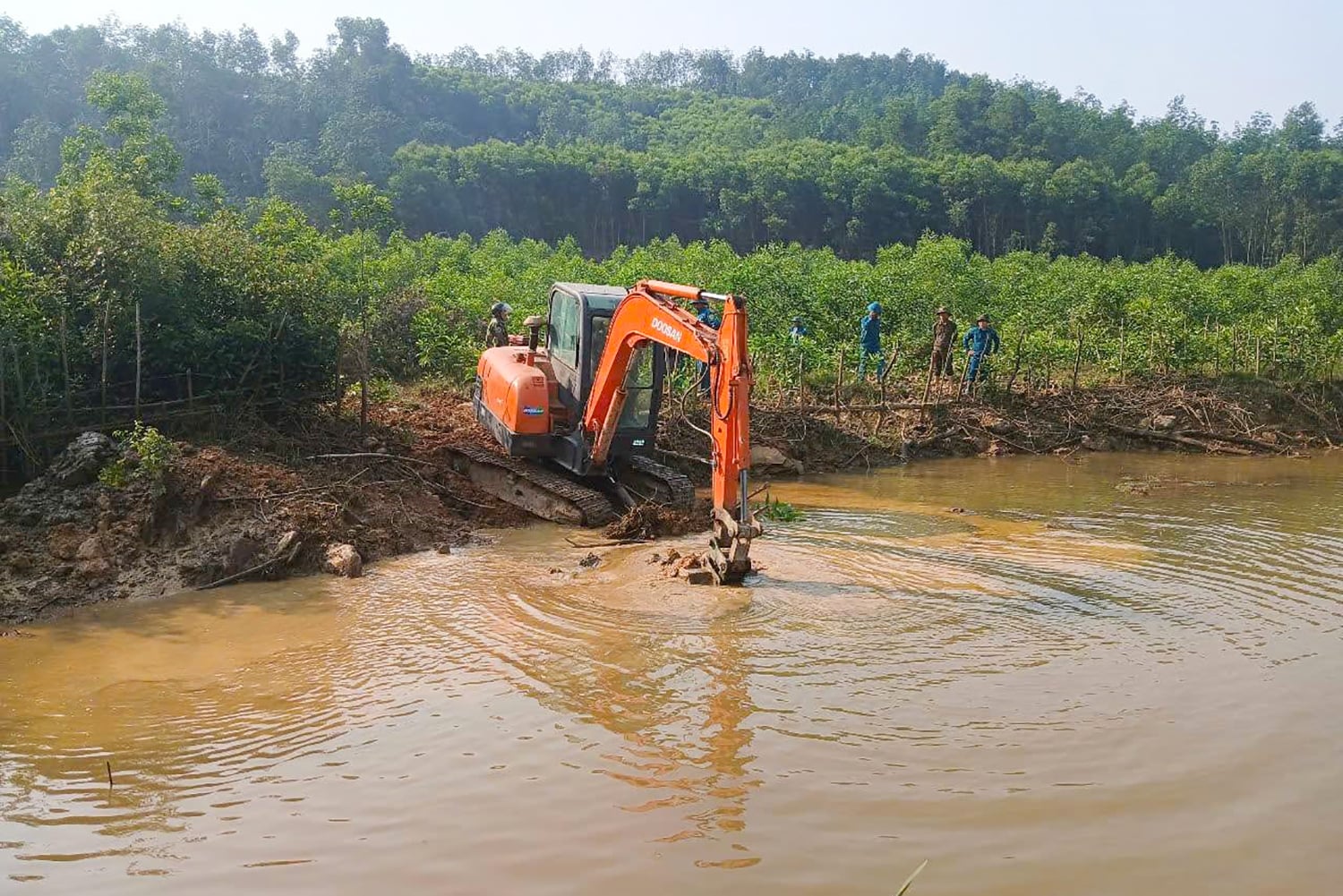 HTX xã Hà Linh nạo vét, khơi thông dòng chảy và xây dựng phương án điều tiết nước phù hợp. Ảnh: Ngọc Hân.