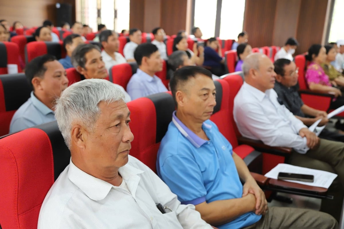 Đông đảo người dân trồng vải tham dự hội nghị và thẳng thắn chia sẻ những thắc mắc với lãnh đạo ngành nông nghiệp, các doanh nghiệp xuất khẩu. Ảnh: Đinh Mười. Đông đảo người dân trồng vải tham dự hội nghị và thẳng thắn chia sẻ những thắc mắc với lãnh đạo ngành nông nghiệp, các doanh nghiệp xuất khẩu. Ảnh: Đinh Mười.